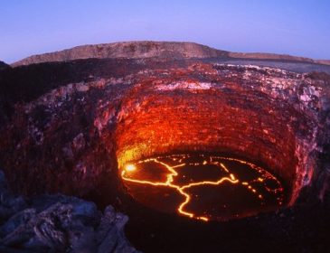 Топ-модель прыгнула в кратер вулкана (ВІДЕО)