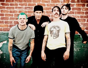 Накануне концерта участники рок-группы Red Hot Chili Peppers играют на бандуре (ФОТО)