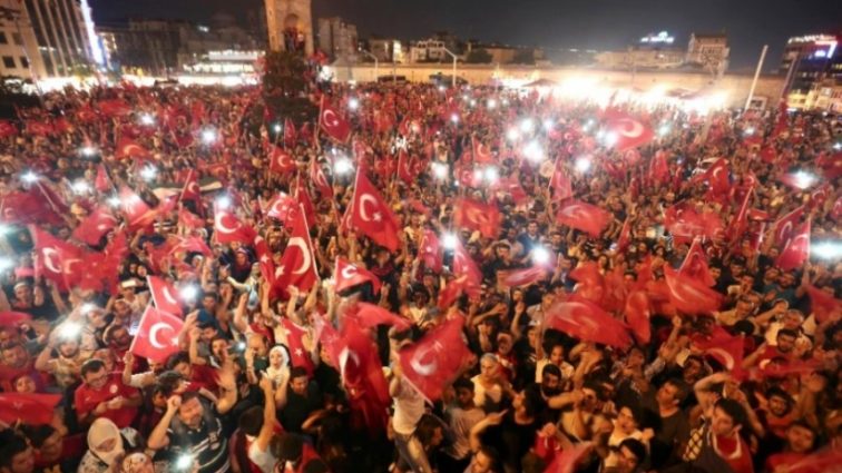 Турецкие звезды на митинге в поддержку Эрдогана (ФОТО)