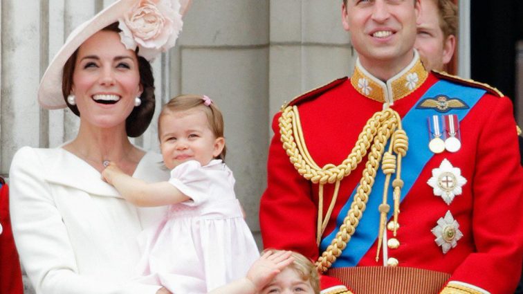Принц Джордж и принцесса Шарлотта трогательно попрощались с Канадой (видео)