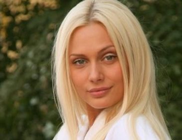 Аж ослепило: Актриса Наталья Рудова показала впечатляющий пресс (ФОТО)