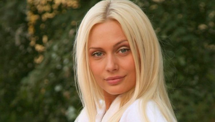 Актриса Наталья Рудова «вывалила» грудь в вульгарной позе (ФОТО)