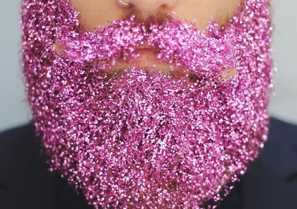 Еще до такого безумия мы не доходили: в соцсетях набирает обороты новый тренд «блестящая борода» (ФОТО)