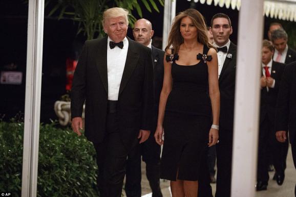 im578xany-3bbf762900000578-0-trump_and_melania_are_flanked_by_security_as_they_walk_into_the_-a-82_1483236766072
