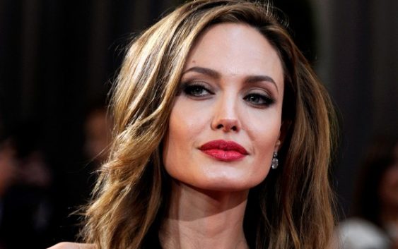 Таинственный незнакомец: Анджелина Джоли замечена с новым бойфрендом (ФОТО)