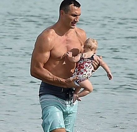 Суперпапочка: Как Владимир Кличко с дочкой на пляже отдыхали. Но где жена? (ФОТО)