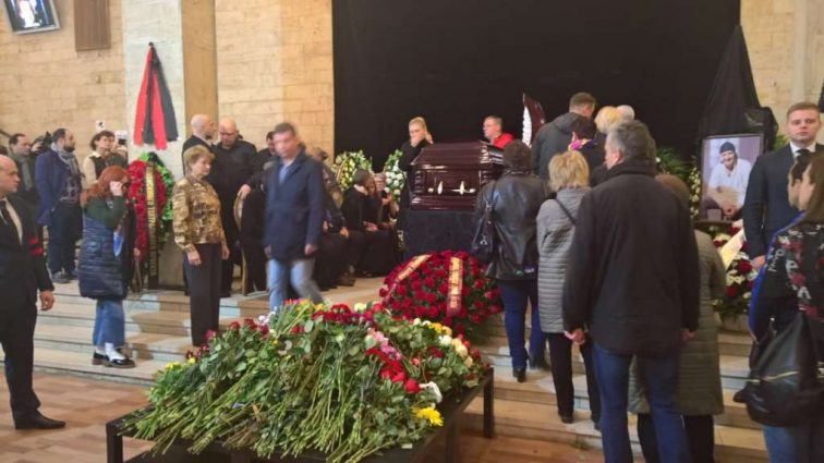 «Все…»: Любовь Толкалина показала фото могилы Марьянова