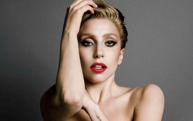 Эпатажная американская певица Леди Гага впервые показала нового бойфренда