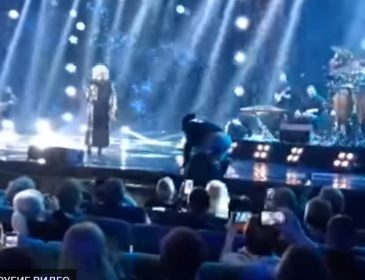 Скандал во время концерта: Охрана Ирины Билык выкинула Дмитрия Коляденко со сцены