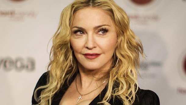 Эпатаждая певица Мадонна показала редкое фото со вмеми своими детьми
